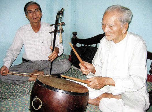 Old man keen on teaching Hue royal music to young people